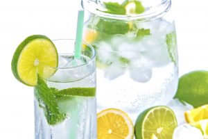 beber água 300x200 - Como aumentar a imunidade: 10 Dicas para fortalecer seu organismo