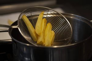 frite em fogo baixo 300x200 - Como fazer Batata Frita Crocante: 6 Dicas para a Batata Perfeita