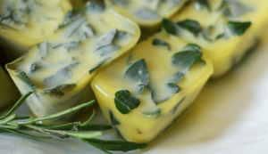 manteiga de azeite 300x173 - Azeite Aromatizado: 6 ideias incríveis!