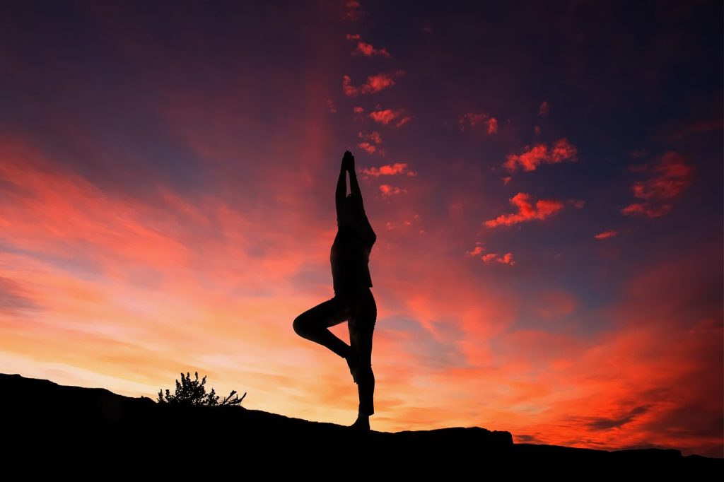 postura de yoga 1024x682 - Como ser feliz: O que você precisa saber para viver bem