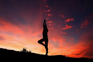 postura de yoga 300x200 - 10 Dicas para emagrecer com saúde