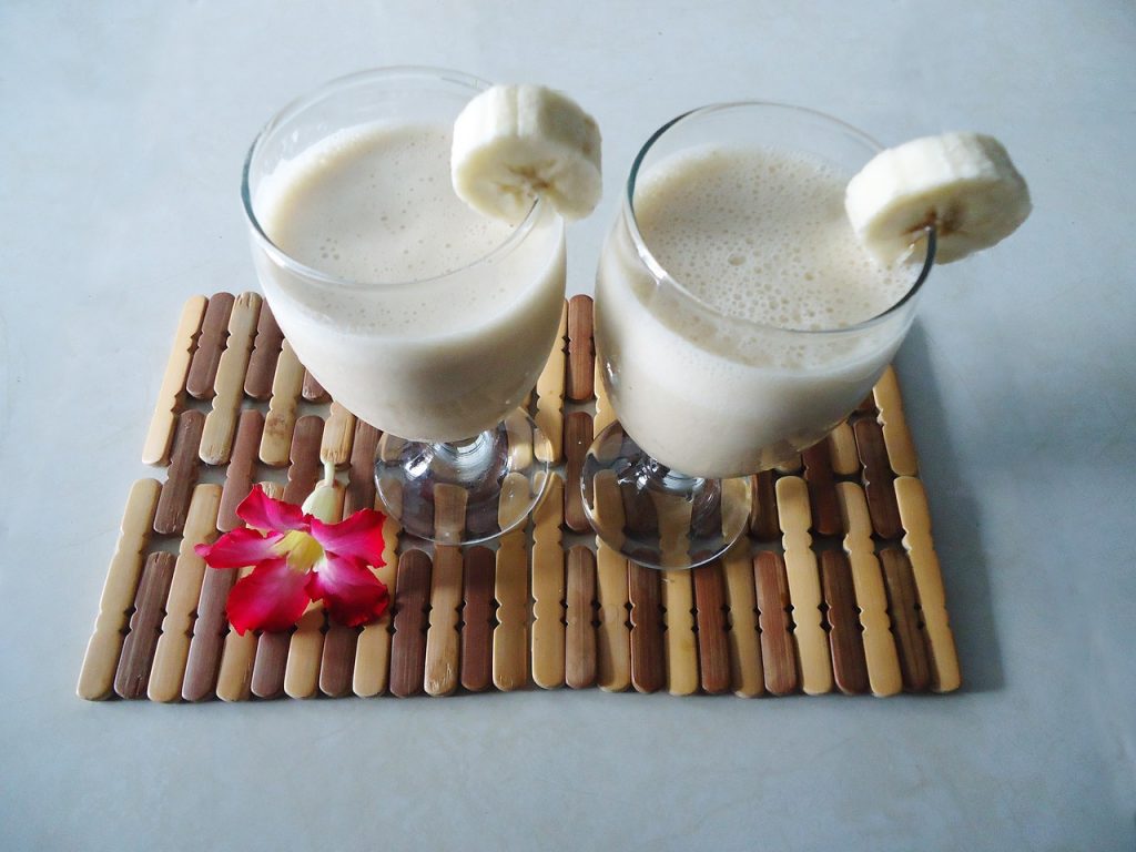 smoothie de banana 1024x768 - 10 Receitas Caseiras e Naturais para Alimentação Saudável
