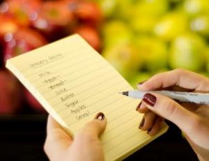 lista de compras no papel 300x232 - Comida Saudável: 17 Dicas práticas para preparar suas refeições da semana
