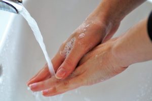 lavar as mãos para proteger de vírus e bactérias 300x200 - Como aumentar a imunidade: 10 Dicas para fortalecer seu organismo