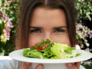 mulher que tem uma alimentação balanceada 300x225 - Como desintoxicar o organismo: Ganhe mais saúde e energia