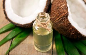 leo de coco nos cabelos 300x191 - Benefícios do Óleo de Coco