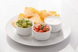 guacamole 300x200 - 7 Receitas com Abacate práticas, saudáveis e deliciosas