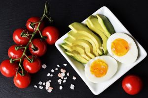 salada com abacate 300x200 - 7 Receitas com Abacate práticas, saudáveis e deliciosas